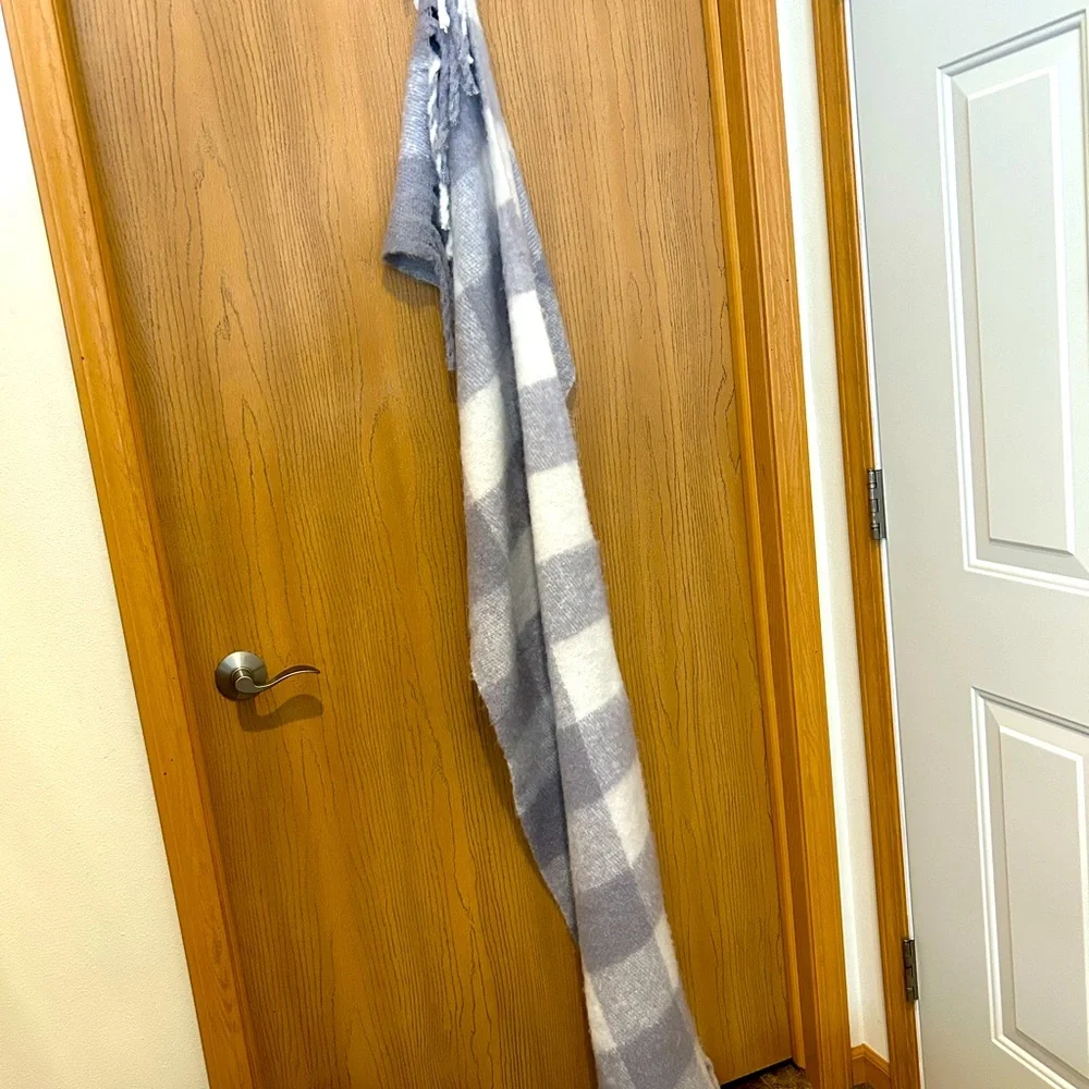 STEVE MADDEN Oversized Plaid Grey Fringe Scarf